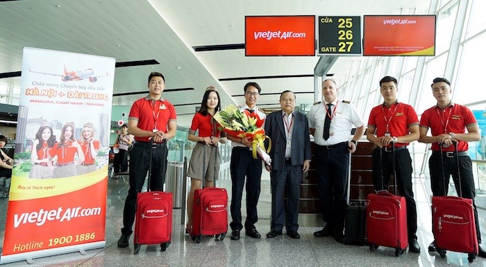 Phó Tổng giám đốc Vietjet Nguyễn Đức Tâm chúc mừng Phi công, tiếp viên Vietjet chuyến bay đầu tiền kết nối hai thành phố xinh đẹp Hà Nội - Đài Trung.