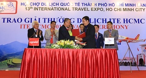 Ông Lưu Đức Khánh - Giám đôc điều hành Vietjet ký kết hợp tác với Sở Du lịch Thành phố Hồ Chí Minh.