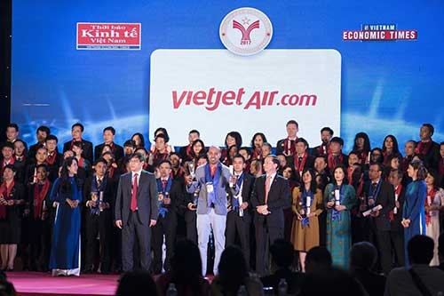 Đại diện Vietjet nhận thưởng tại Liên hoan các doanh nghiệp Rồng Vàng – Thương hiệu mạnh Việt Nam.