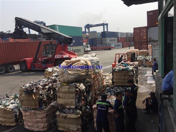 Việt Nam có nguy cơ trở thành bãi rác của thế giới nếu không có những biện pháp mạnh ngăn chặn những container phế thải từ nước ngoài vào. Ảnh: báo hải quan