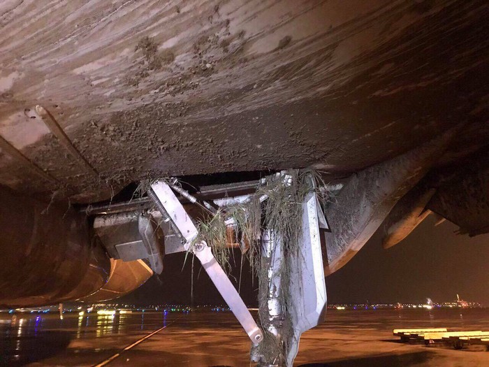 Máy bay Vietnam Airlines hạ cánh lệch đường băng khiến phần bụng máy bay bị hư hỏng nặng. Ảnh: CTV cung cấp.