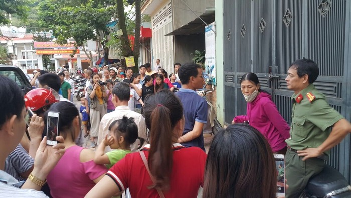 Rất đông người dân đứng trước nhà đối tượng Nguyễn Thị Hồng Nga (gần trụ sở Sở Giáo dục và Đào tạo Sơn La) xem cơ quan chức năng bắt tạm giam bị can. Ảnh: CTV cung cấp.