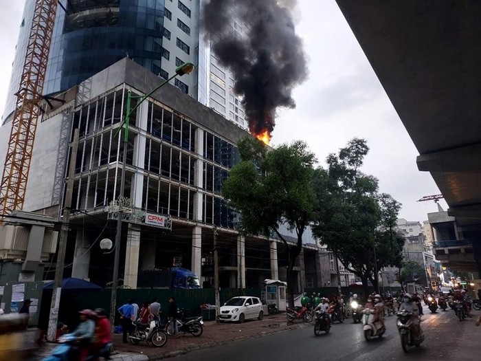 Đám cháy được phát ra trên tầng 4 của công trình dự án FLC Twin Towers số 265 Cầu Giấy, Hà Nội. Ảnh: Minh Sơn/TTXVN