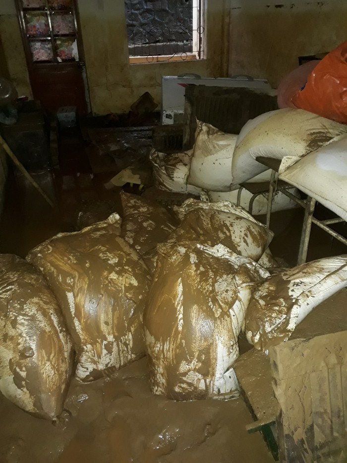 Hơn 1,6 tấn gạo trong kho của nhà trường bị ngập trong bùn đất. Ảnh: NVCC