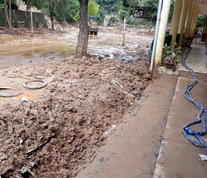Hình ảnh sân Trường Nà Ớt còn ngập bùn đất, bởi vậy để kịp khai giảng nhà trường bố trí mượn nhà văn hóa để tổ chức. Ảnh: Giáo viên gửi.