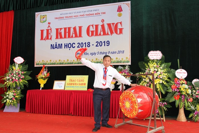 Thầy Nguyễn Thanh Hiên, Hiệu Trưởng nhà trường đánh trống khai giảng năm học mới.