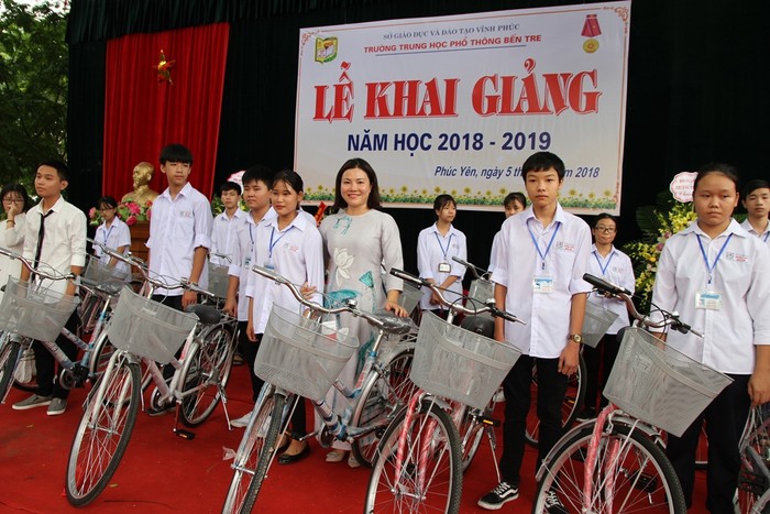 Chiếc xe đạp sẽ giúp các em học sinh có hoàn cảnh khó khăn thêm vững tin, tiếp tục vươn lên trong học tập. Ảnh: Vũ Phương
