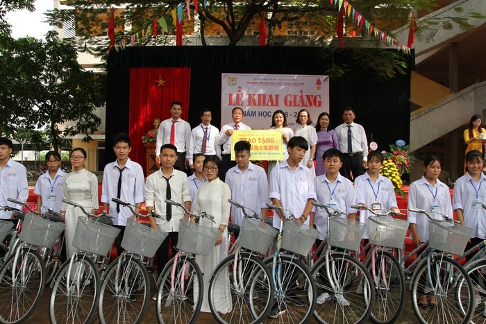 Đại diện Báo điện tử Giáo dục Việt Nam, bà Vũ Hồng Nhung đã trao tặng 24 chiếc xe đạp cho học sinh nghèo vượt khó Trường Trung học phổ thông Bến Tre. Ảnh: Vũ Phương