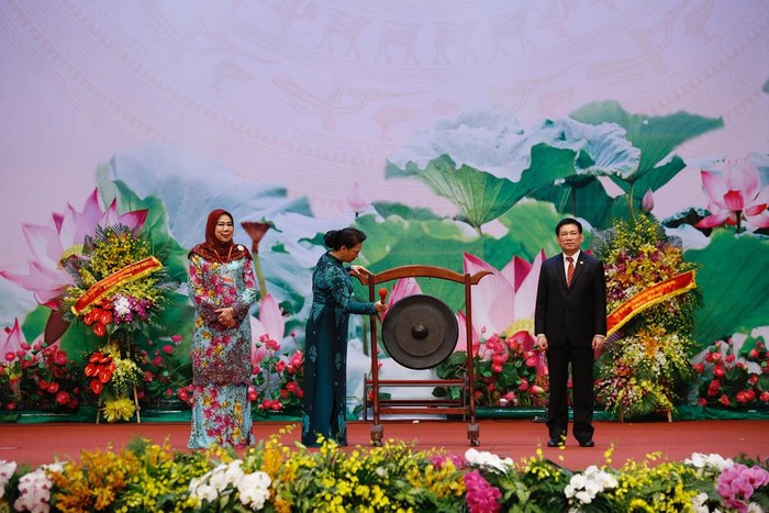Chủ tịch Quốc hội Nguyễn Thị Kim Ngân thực hiện nghi lễ đánh cồng khai mạc Đại hội ASOSAI 14. Ảnh: ASOSAI14.