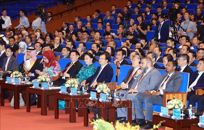 Chủ tịch Quốc hội Nguyễn Thị Kim Ngân, Phó Thủ tướng Chính phủ Trịnh Đình Dũng, Tổng Kiểm toán Nhà nước Hồ Đức Phớc và các đại biểu dự lễ khai mạc.