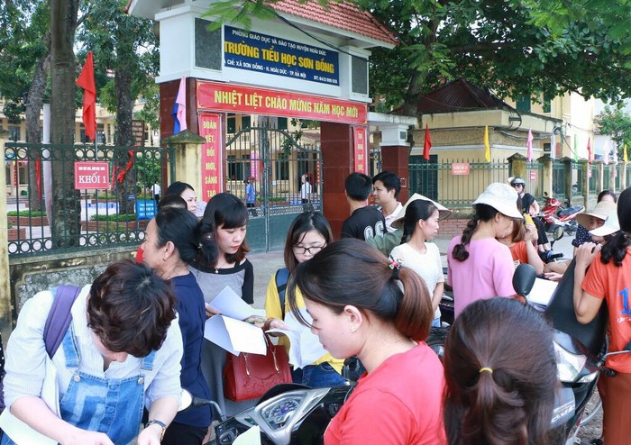 Nhiều phụ huynh Trường tiểu học Sơn Đồng bức xúc trước việc nhà trường thu nhiều khoản vô lý, đã thu tiền nhưng lại chối bay chối biến là mới dự kiến. Ảnh: NVCC.