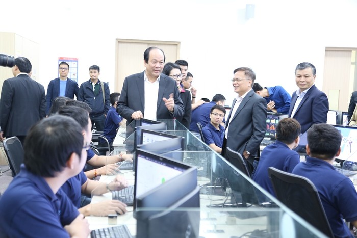 Bộ trưởng Mai Tiến Dũng và đoàn công tác thăm Trung tâm điều hành hệ thống công nghệ thông tin của Bảo hiểm xã hội Việt Nam. Ảnh: BHXH.