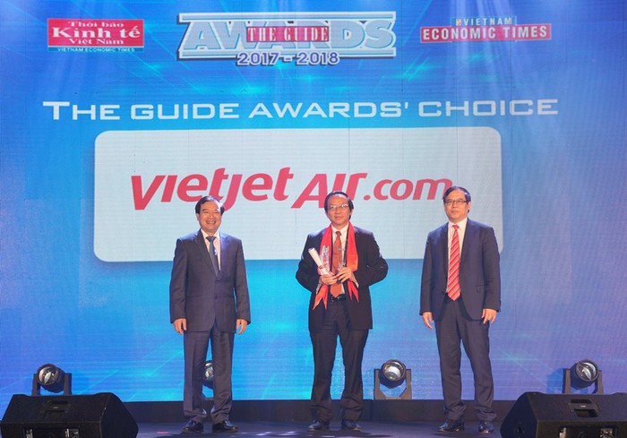 Ông Đỗ Xuân Quang, Phó Tổng giám đốc Vietjet nhận giải thưởng Hãng hàng không tiên phong. Ảnh: Vietjet