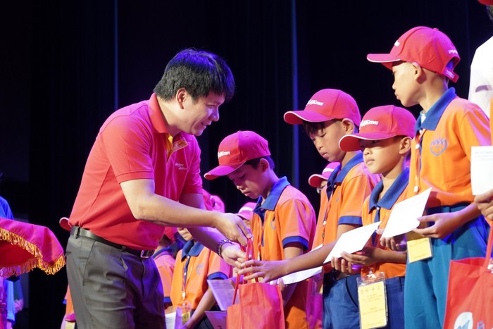 Ông Dương Hoài Nam, Giám đốc Văn phòng Miền Bắc Vietjet đại diện tặng quà cho các em nhỏ.