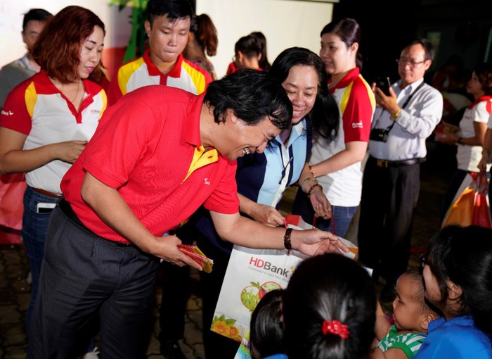 Ông Nguyễn Đức Thịnh – Phó tổng giám đốc Vietjet tươi cười tặng từng bé những chiếc lồng đèn, từng gói quà hạnh phúc.
