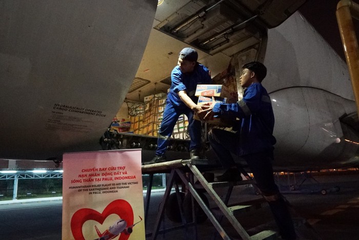 Rạng sáng 4/10, tại sân bay Jakarta, các hoạt động cứu trợ đã diễn ra hết sức khẩn trương.