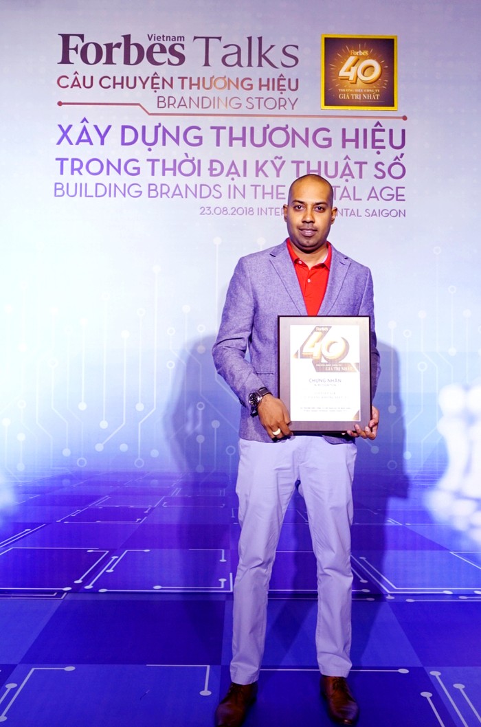 Ông Jay L. Lingeswara - Phó Giám đốc Thương mại Vietjet - nhận giải thưởng.