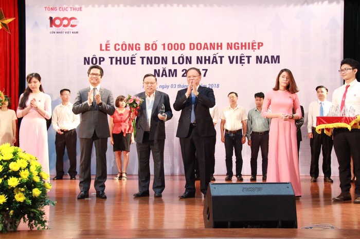 Ông Nguyễn Đức Tâm- Phó Tổng giám đốc Vietjet nhận giải thưởng.