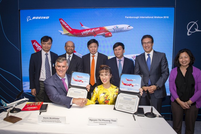 Bà Nguyễn Thị Phương Thảo, Tổng giám đốc Vietjet và ông Kevin McAllister, Chủ tịch kiêm Tổng giám đốc Tập đoàn Boeing ký kết Hợp đồng mua 100 máy bay.