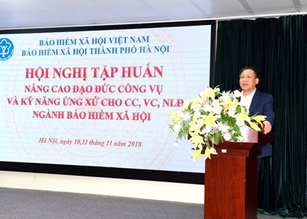 Ông Lê Hùng Sơn, Vụ trưởng Vụ Tổ chức cán bộ Bảo hiểm xã hội Việt Nam phát biểu tại buổi tập huấn.