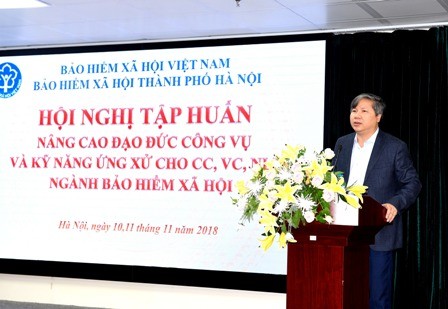 Ông Nguyễn Đức Hòa, Giám đốc Bảo hiểm xã hội Thành phố Hà Nội yêu cầu, cán bộ bảo hiểm xã hội Thành phố Hà Nội làm chuyên nghiệp, hiện đại, thân thiện, hướng tới sự hài lòng của người dân hơn nữa.