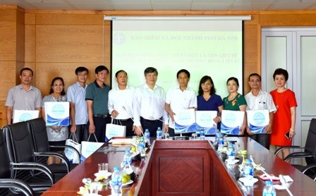 Giám đốc Bảo hiểm xã hội Thành phố Hà Nội Nguyễn Đức Hòa trao tặng quà cho công chức viên chức là thương binh, gia đình liệt sỹ thuộc Bảo hiểm xã hội Thành phố Hà Nội.