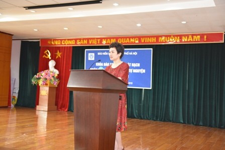 Bà Đàm Thị Hòa - Phó giám đốc Bảo hiểm xã hội Hà Nội phát biểu khai mạc chương trình Đào tạo, sát hạch cấp thẻ nhân viên đại lý thu Bảo hiểm xã hội, bảo hiểm y tế.
