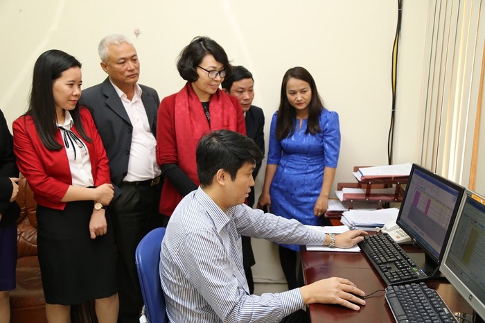 Thứ trưởng, Tổng Giám đốc Bảo hiểm xã hội Việt Nam kiểm tra hệ thống theo dõi trực tuyến công tác tiếp nhận hồ sơ và trả kết quả giải quyết thủ tục hành chính.