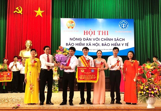 Chủ tịch Hội Nông dân tỉnh Nam Định Nguyễn Hùng Mạnh trao giải Nhất cho đội thi Hội Nông dân thị trấn Liễu Đề.