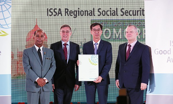 Phó Tổng Giám đốc Bảo hiểm xã hội Việt Nam Đào Việt Ánh nhận giải thưởng thành tựu từ đại diện ISSA.