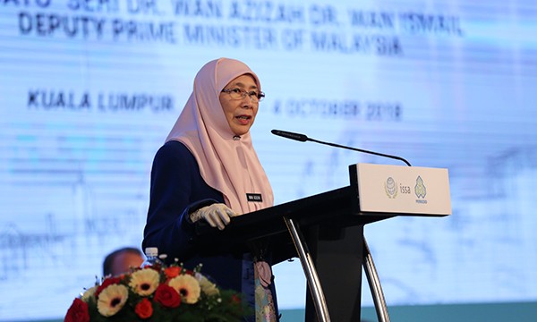 Bà YAB Dato’s Seri Dr.Wan Azizah Dr.Wan Ismail - Phó Thủ tướng Malaysia phát biểu tại Diễn đàn.