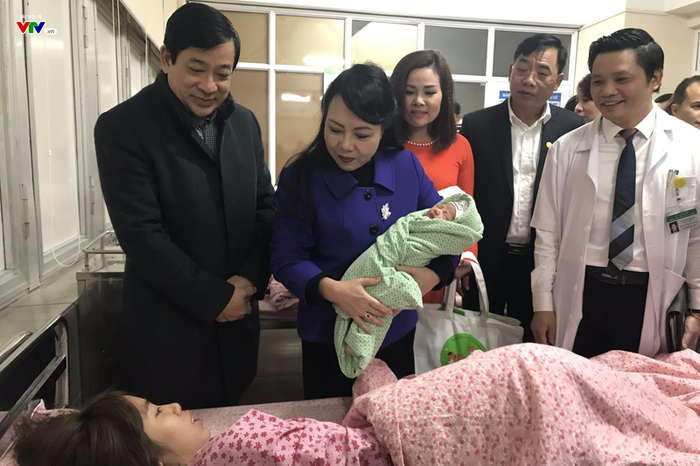 Bộ trưởng Bộ Y tế Nguyễn Thị Kim Tiến thăm và tặng quà cho sản phụ vừa sinh con tại Bệnh viện Phụ sản Hà Nội. Ảnh: VTV.