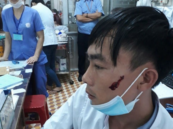 Điều dưỡng Vũ Văn Sang, Bệnh viện Đa khoa tỉnh Đắk Lắk bị người nhà bệnh nhân tấn công.