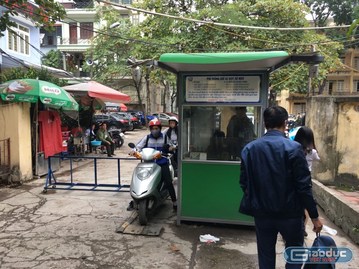 Lãnh đạo Trường đại học Thủ đô Hà Nội cho biết, khoảng 2 năm nay trường ký hợp đồng với một đơn vị ngoài làm công tác trông giữ xe tại ký túc xá. Ảnh: Vũ Phương