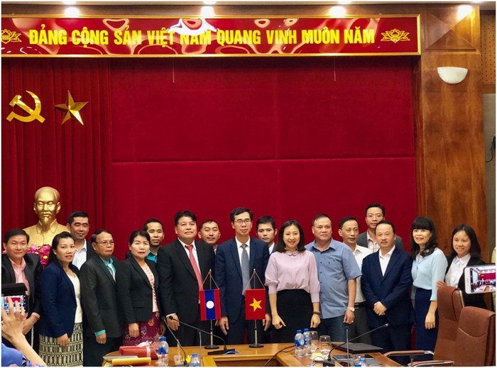 Lãnh đạo Bảo hiểm xã hội Việt Nam chụp ảnh lưu niệm với đoàn Quỹ An sinh xã hội Lào.