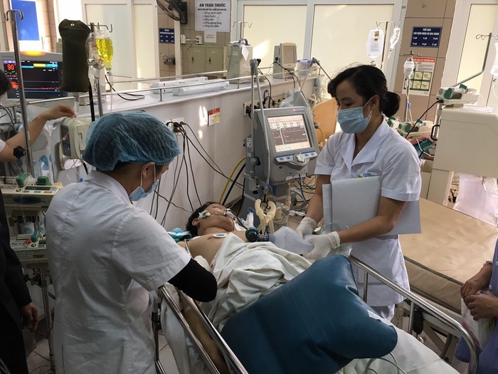 Một trường hợp bệnh nhân nhập viện cấp cứu tại Bệnh viện Bạch Mai do ngộ độc rượu bia.
