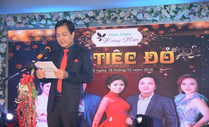 Ông Nguyễn Hoàng Lâm - Giám đốc Công ty Trách nhiệm hữu hạn mỹ phẩm Nguyễn Nam phát biểu tại buổi lễ ra mắt sản phẩm mới. Ảnh: Công Tiến.