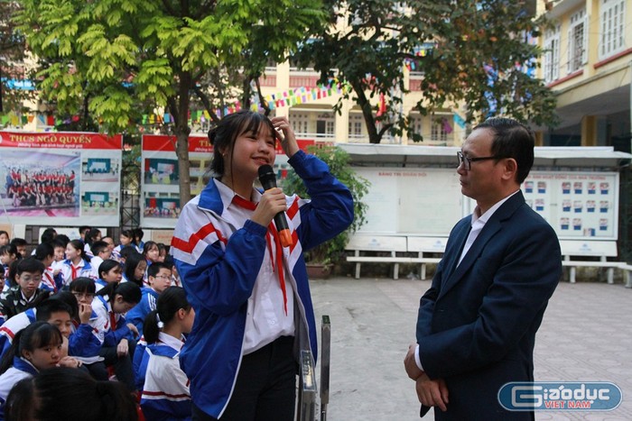 Diễn giả, trung tá Đào Trung Hiếu trả lời giải đáp thắc mắc của nhiều em học sinh về việc làm sao để tham gia mạng xã hội hữu ích cũng như phòng chống bạo lực học đường. Ảnh: Vũ Phương.