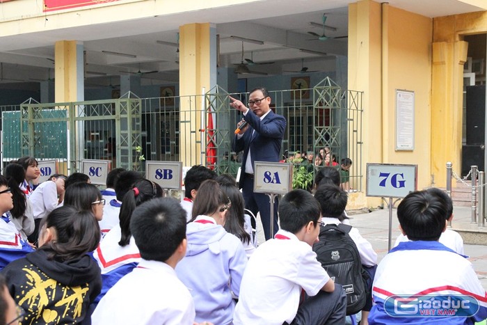 Diễn giả Đào Trung Hiếu khuyến cáo học sinh chỉ tin tối đa 50% các thông tin trên mạng xã hội. Ảnh: Vũ Phương.
