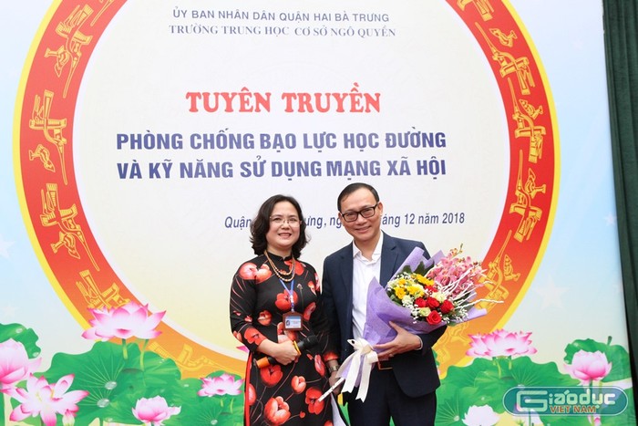 Nhà giáo Nguyễn Thị Tuyết Minh tặng hoa cảm ơn diễn giả, trung tá Đào Trung Hiếu. Ảnh: Vũ Phương.
