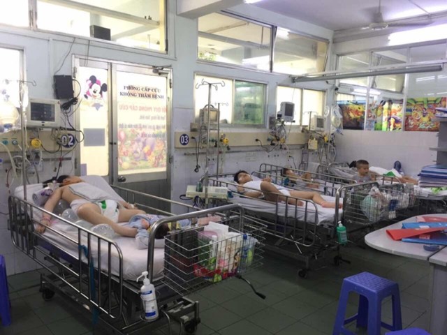 Bệnh nhân mắc tay chân miệng điều trị tại Bệnh viện Nhi đồng 1.