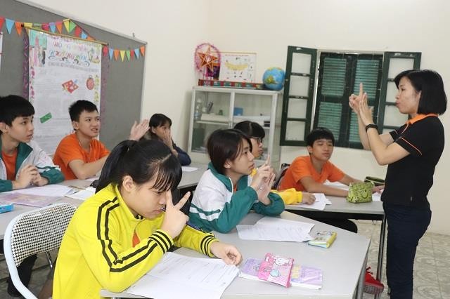 Cô giáo Linh Thị Sơn đang truyền đạt kiến thức cho học sinh trường Phổ thông cơ sở Dân lập dạy trẻ câm điếc Hà Nội. Ảnh: Công Tiến.