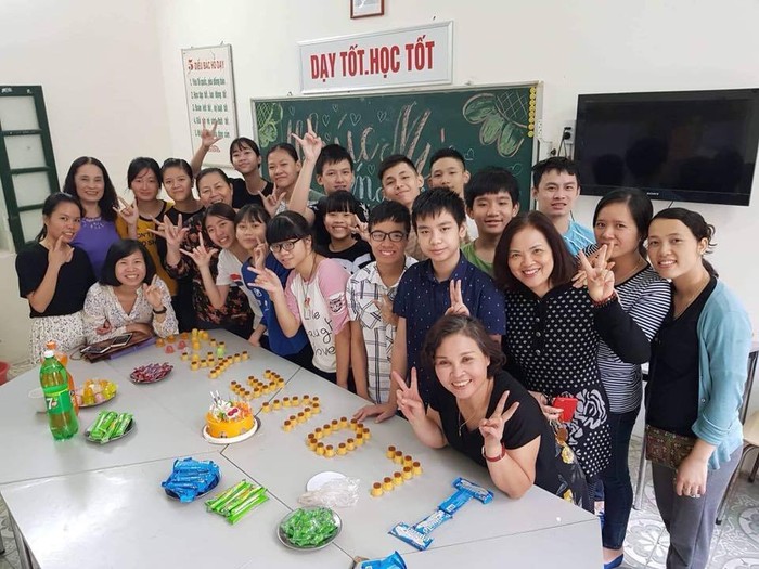 Cô giáo Linh Thị Sơn tổ chức sinh nhật tập thể thường niên cho học sinh. Ảnh: Công Tiến.