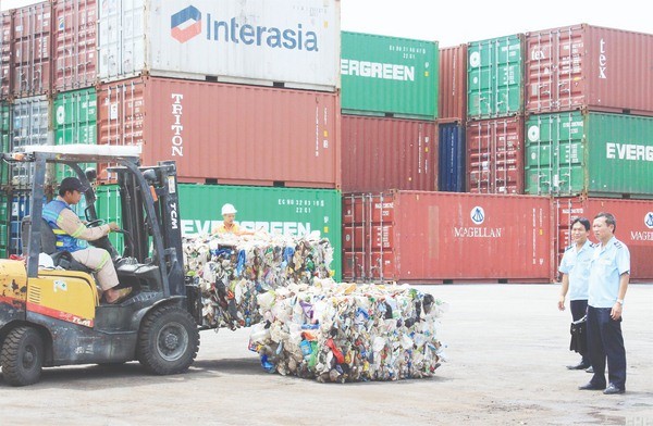 Còn trên 3 ngàn container phế thải gây ùn ứ, ô nhiễm tại các cảng. Ảnh: Báo Hải quan.