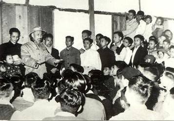 Bác Hồ nói chuyện với cán bộ và sinh viên Bách khoa tại nhà ở sinh viên sáng mùng Một Tết Mậu Tuất (1958). Ảnh tư liệu.