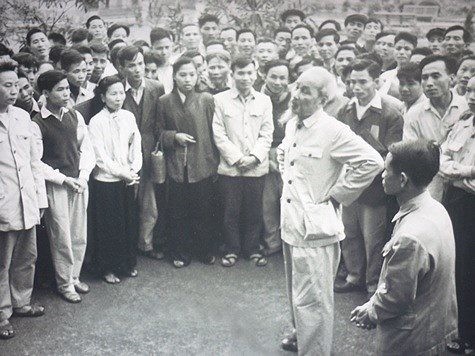 Hồ Chủ tịch nói chuyện với các học viên trường Nguyễn Ái Quốc năm 1963. Ảnh tư liệu.