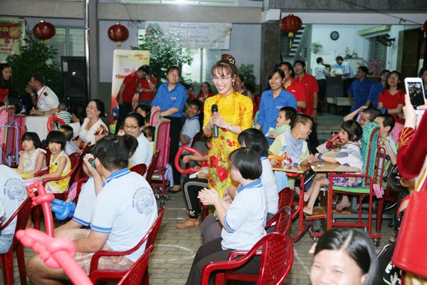 CEO Nguyễn Thị Phương Thảo hát tặng các em nhỏ tại Trung tâm Bảo trợ trẻ tàn tật mồ côi Thị Nghè tại Thành phố Hồ Chí Minh và Lâm Đồng. Ảnh: VJC.