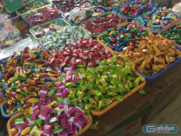 Nhiều mặt hàng kẹo bánh bán theo kg được bày bán ngập tại chợ Đồng Xuân. Ảnh: Vũ Phương.