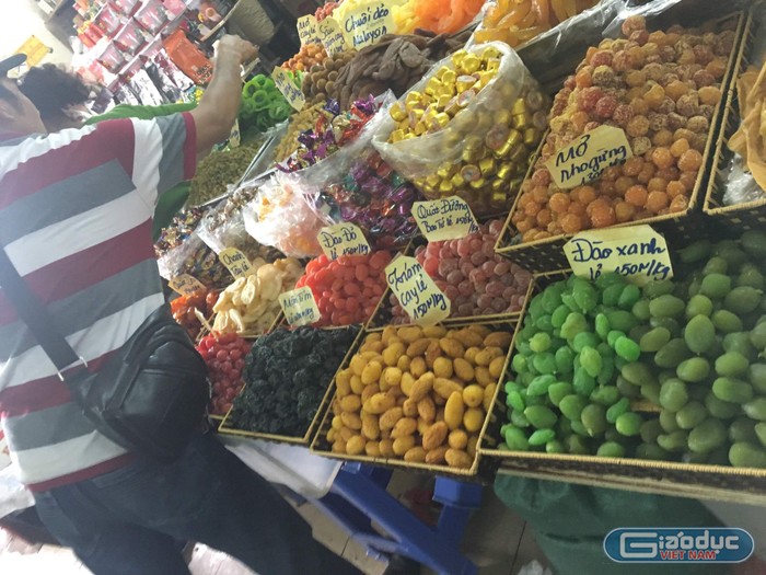 Hoa quả sấy các loại được bán với giá khá rẻ tại chợ Đồng Xuân. Ảnh: Vũ Phương.