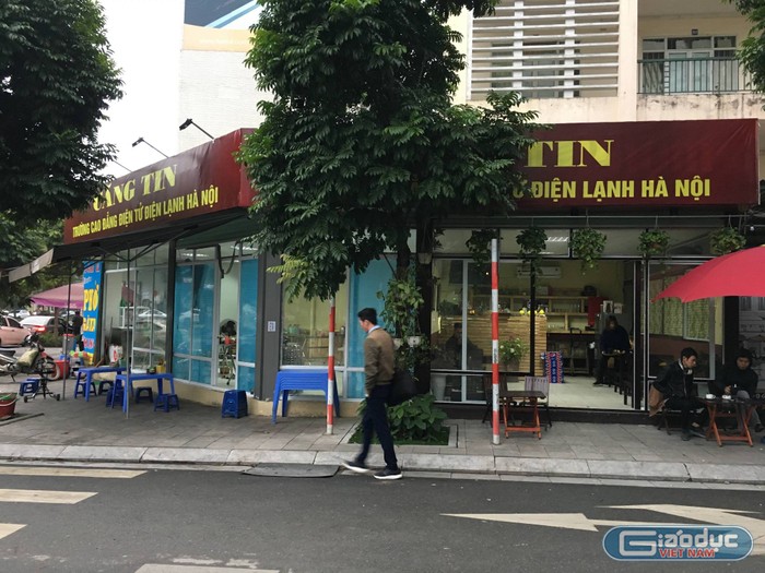 Khoảng sân ký túc xá Trường Cao đẳng điện tử - điện lạnh Hà Nội dù chật hẹp, nhưng nằm vị trí đắc địa nên nhà trường tận dụng cho các cửa hàng thuê kinh doanh hàng quán.